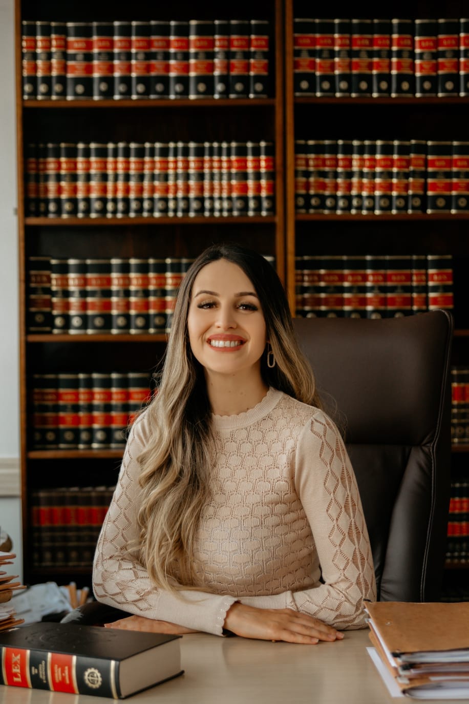Foto de uma mulher e homem de roupa social