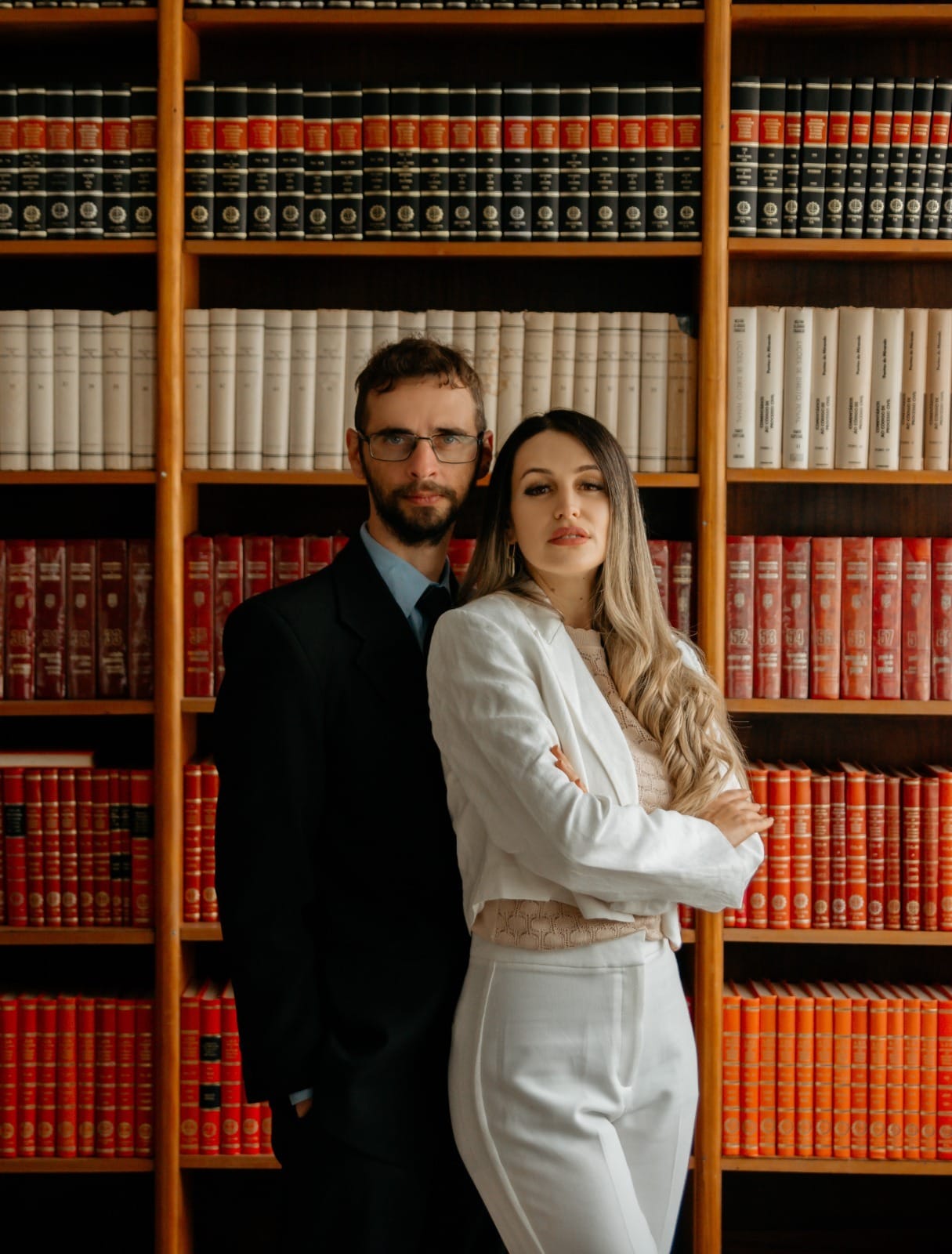Foto de uma mulher e homem de roupa social